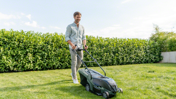 Erweiterung für das "18V Power for All System": Erster Akku-Rasenmäher mit zwei Akkus. Bild: Bosch.