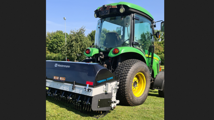 Der Aerifizierer Terra Core 8 ist eine echte Branchenneuheit am Demopark-Stand von Wiedenmann. Hier während der Praxiserprobung noch mit Vorserienlackierung. Bild: Wiedenmann.