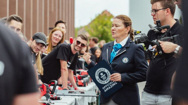 Die GUINNESS WORLD RECORDS-Schiedsrichterin kontrolliert den Akku-Staffellauf. Bild: Einhell, © Linus Seemann.