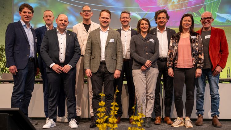 Der aktuelle Vorstand des VGL-BW mit der neu gewählten Vorständin für Ausbildung und Fachkräftesicherung, Alexandra Gall (3. v. r.), neben Albrecht Bühler (2. v. r.), der satzungsgemäß ausschied. Foto: VGL-BW/Petra Reidel.