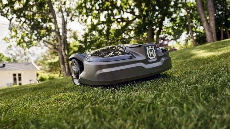 Die neuen Husqvarna Automower 310 Mark II und 315 Mark II ergänzen bewährte Features der Vorgängermodelle und sorgen mit einem verbesserten Design für einfachere Wartung sowie mehr freie Zeit im Garten. Bild: Husqvarna.