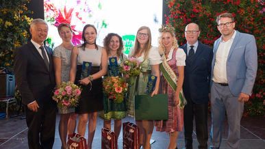 Von links nach rechts: Landtagsabgeordneter Peter Tschernko / Hella Henckel, Firma Blooms /Eva-Maria Gartler, Lehrbetrieb Johann Obendrauf, Steiermark (2. Platz) / Verena Kleibner, Lehrbetrieb Maria Damara Marko, Kärnten(1. Platz) /Alexandra Lechner, Lehrbetrieb Meisterfloristik Oberndorf, Salzburg (3. Platz) / Blumenkönigin EVA II / Bundesinnungsmeister KR Rudolf Hajek / Landesinnungsmeister Johann Obendrauf © Archiv