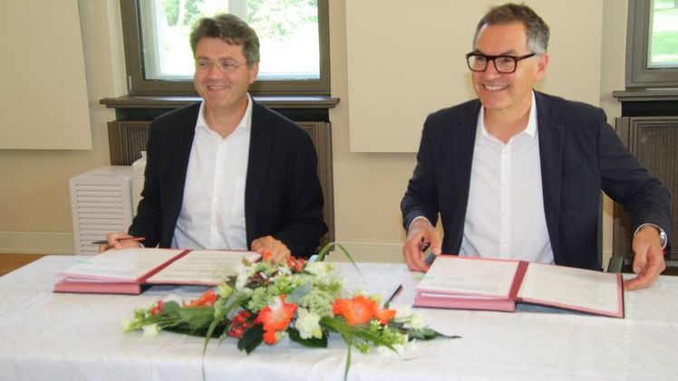 DBG-Geschäftsführer Dr. Achim Schloemer (r.) und Oberbürgermeister Robert Reck bei der Vertragsunterzeichnung. Bild: Stadt Dessau-Roßlau.