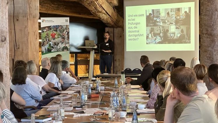 Auf dem 5. BZL-Bildungsforum erläuterte Hans-Michael Lenz, Geschäftsführer der DBV-Service GmbH, wie der KI-Einsatz bei Onlineprüfungen und Texten erkannt werden kann. Bild: BZL, Annika Hartmann.