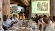 Auf dem 5. BZL-Bildungsforum erläuterte Hans-Michael Lenz, Geschäftsführer der DBV-Service GmbH, wie der KI-Einsatz bei Onlineprüfungen und Texten erkannt werden kann. Bild: BZL, Annika Hartmann.
