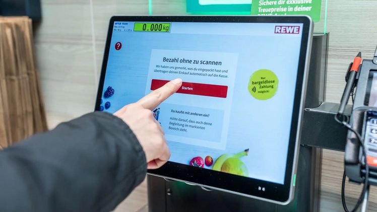 REWE Testmarkt am Wehrhahn startet Pick&Go für alle Kund:innen. Bild: REWE.