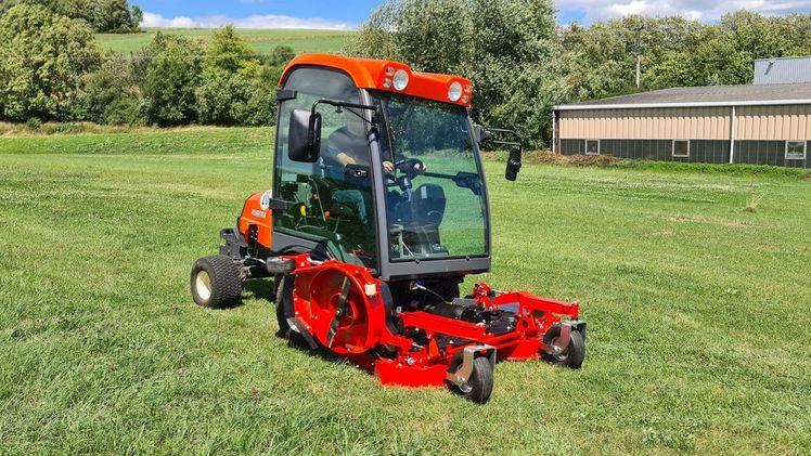 Mit den Seitenmessern schafft das neue Mähdeck 240 cm Arbeitsbreite. Bild: Wiedenmann.