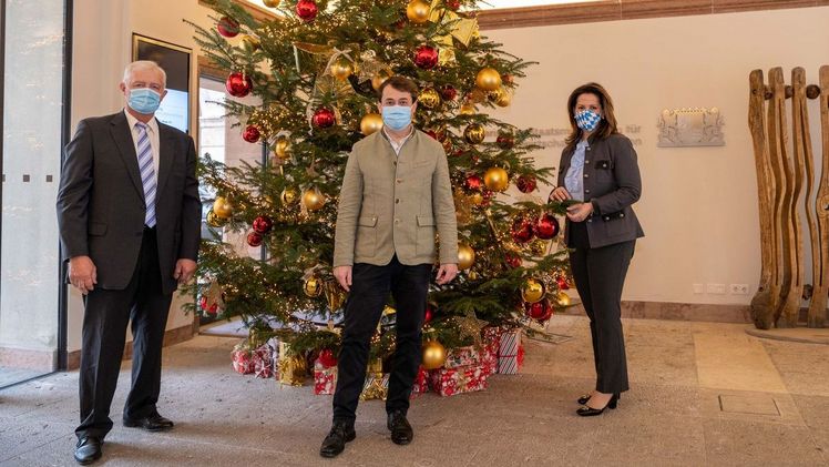 Ministerin Kaniber mit Thomas Emslander und Josef Ziegler neben dem reich geschmückten Christbaum im Foyer. Foto: Judith Schmidhuber/StMELF.