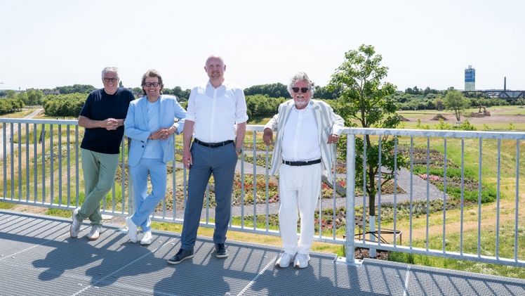 V. l. Hanspeter Faas, Sprecher der Geschäftsführung der IGA 2027 Ruhrgebiet, Kurator Dirk Geuer, Duisburgs Oberbürgermeister Sören Link und Künstler Stefan Szczesny auf dem Skywalk über der Bunkergalerie. Bild: © IGA 2027/Caroline Seidel.