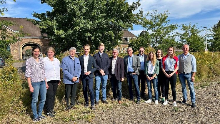 Staatssekretär Dr. Berges (4 v.l.) zusammen mit Akteuren der projektleitenden Institutionen sowie der Projektpartner und Gäste des Pressetermins. Bild: Deutscher Bauernverband.