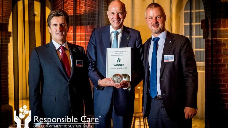 Daniele Ferrari (Cefic Präsident), Dr. Hans-Dietrich Reckhaus (Firma Reckhaus, Initiator Insect Respect und Preisträger), Marco Mensink (Cefic Generaldirektor) bei der Übergabe des European Responsible Care Awards. Bild: © Responsible Care.