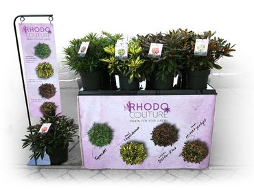 Marke und Ware perfekt ins Licht gerückt: Baumschule zu Jeddeloh Pflanzen präsentierte auf der spoga+gafa ganz besondere Verkaufsstische bestehend aus Europaletten, bedruckter Husse und passendem Metallaufsteller zu den neuen Verkaufsthemen. Bild: zu Jeddeloh.