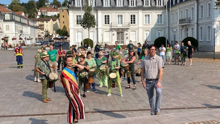 Das „Wandern“ der Bäume wird zum Kultur-Event. Trommler und die Rosenkönigin Annika I. sorgen, angeführt vom Oberbürgermeister, für Leben auf dem Herzogplatz. Bild: Stefan Paul. 