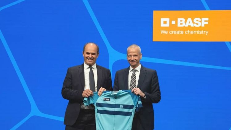 Martin Brudermüller übergibt an Markus Kamieth. Bild: BASF.