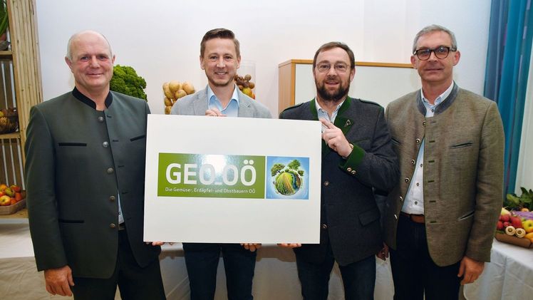 (v.l.): Ewald Mayr (GEO-Obmann), Martin Paminger (Erdäpfel Fachbeirat), Franz Allerstorfer (Geo-Obmann-Stellvertreter), Mag. Franz Waldenberger (LK OÖ Präsident). Bild: Landwirtschaftskammer Oberösterreich.