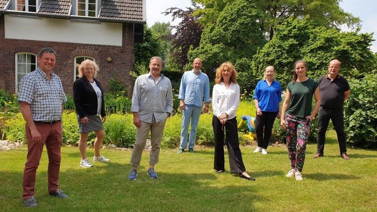 Präsenz-Treffen bei sommerlichen Temperaturen und mit Corona-Abstand im FloristPark. Bild: FDF.
