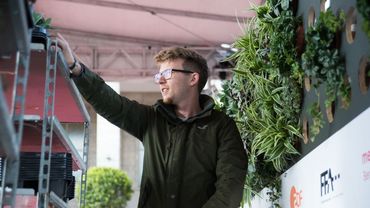 Besonderes Highlight des Abends war u.a. eine lebendige Blumenwand als zentraler Fotopunkt für die Stars des deutschen Films direkt am roten Teppich. Dazu hatte die Initiative ein wiederverwendbares Gerüst mit tausenden Pflanzen bestückt. Bild: Landgard.