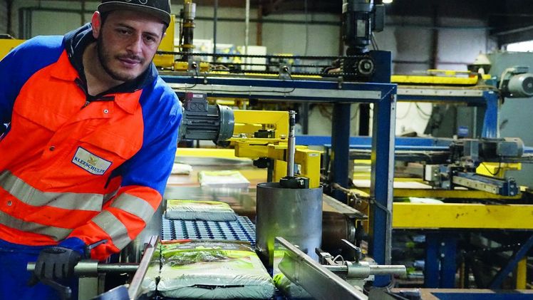 Ahmet Barkus kontrolliert den Produktionsprozess in einer der 5 Abfülllinien im Kleeschulte Erdenwerk.