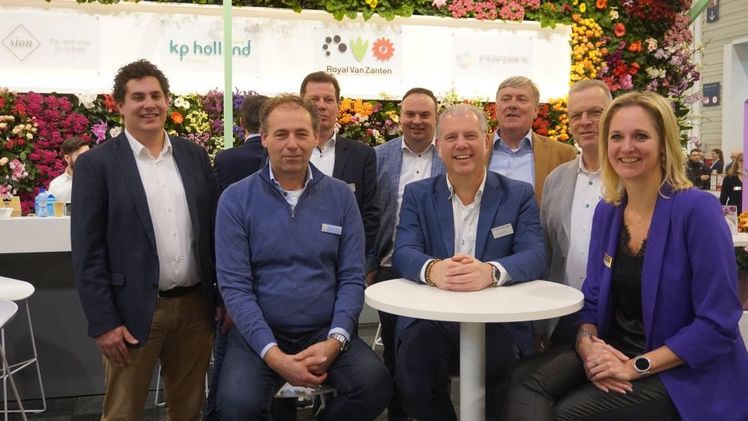 V.l.n.r. Jurjen Ilsink (Interplant Roses), Niels Zoetelief (Schoneveld Breeding), Rick Kroon (Royal Van Zanten), Stephan Geerlings (Fresh Forward), Nico Laan (Royal Van Zanten), Robert Ilsink (Interplant Roses), Kees Lagerwerf (KP Holland) und Mariëlle Langelaan (Labeau). Bild: Breeding Accel.