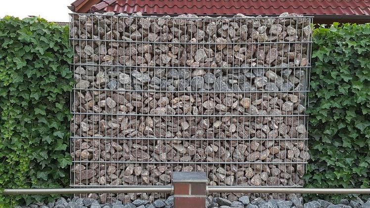 Das neue RAL Gütezeichen bezieht sich sowohl auf werksbefüllte Gabionenkörbe, die bereits außerhalb der Baustelle hergestellt und zum Aufstellungsort transportiert werden, sowie auf vor Ort befüllte Gabionenkörbe. Bild: GABOT.