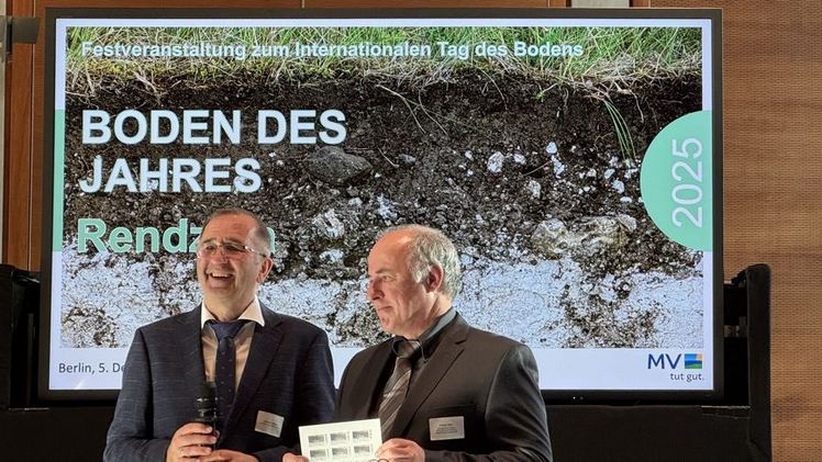 Gerhard Milbert und Frank Idler bei Boden des Jahres 2025. Bild: Daniel Schwindt,  DBG Deutsche Bodenkundliche Gesellschaft.