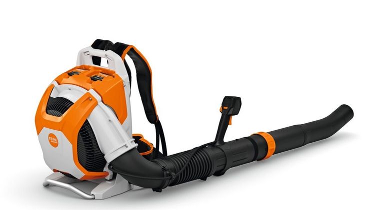 Mit einer Blaskraft von bis zu 35 Newton ist das neue BRA 600 das Top-Modell unter den rückentragbaren Blasgeräten im STIHL Akku-Sortiment. Dank des STIHL Noise Reduction Systems ist es im Betrieb so leise, dass auch in lärmsensiblen Bereichen gearbeitet werden kann. Zudem wurden störende Frequenzen und Geräuschspitzen gezielt eliminiert und so ein angenehmerer Klang gewährleistet. Bild: STIHL.