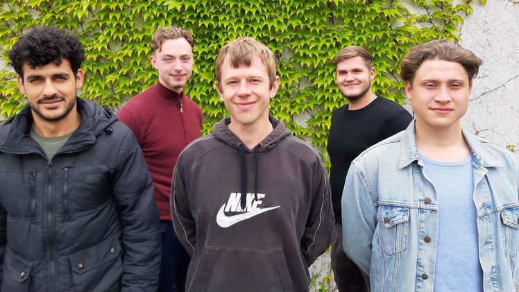 Diese Auszubildenden haben den Garten  entworfen. Bild: Philip Matthias, Philipp-Holzmann-Schule Frankfurt. 