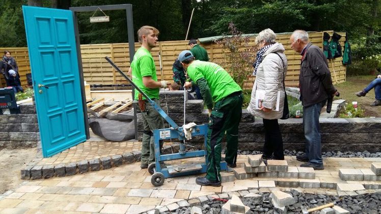 Auszubildende aus dem Garten- und Landschaftsbau mit Besuchern im vergangenen Jahr auf dem fürstlichen Gartenfest. Bild: FGL Hessen-Thüringen.