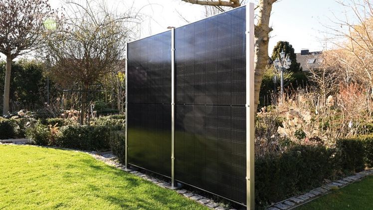 Mit der optionalen Ausrichtung der Module im Hoch- oder Querformat ergeben sich verschiedene Gestaltungsmöglichkeiten und Zaunhöhen. Bild: Richard Brink GmbH & Co. KG.