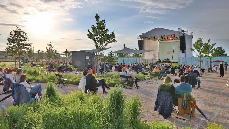 Der Bereich vor der EDEKA-Bühne ist in drei Blöcke eingeteilt. Bild: Landesgartenschau Ingolstadt.