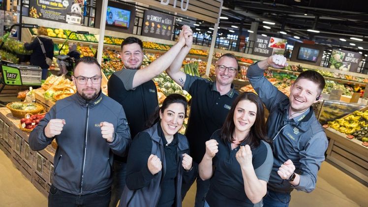 Das Team des EDEKA Centers WEZ freut sich über die Auszeichnung ihrer Obst- und Gemüseabteilung. Bild: EDEKA Minden-Hannover/Christian Schwier.