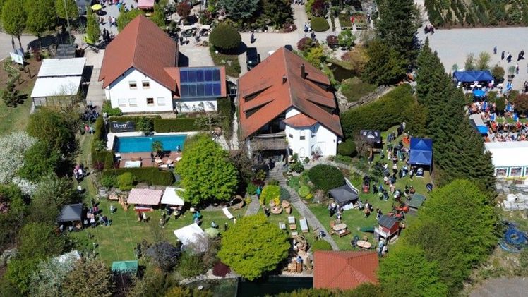 Bei den Feierlichkeiten zum 40-jährigen Jubiläum von Siegfried Kahl Garten-, Landschafts- und Sportplatzbau besuchten über 5.000 Gäste das Firmengelände. Bild: Sebastian Kahl.