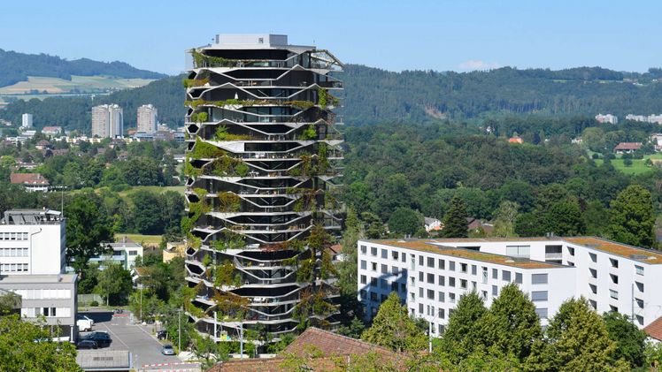 Futuristisch und nachhaltig ragt das begrünte Wohngebäude in die Höhe. Bild: Bundesverband GebäudeGrün e.V.