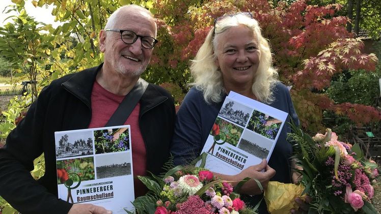 Die beiden Autoren  Dr. Heike Meyer-Schoppa und Joachim Malecki  stellten das Buch "Kulturlandschaft Pinneberger Baumschulland" der Versammlung vor. In den kommenden Wochen finden kreisweit Autorenlesungen statt. Bild: Andreas Köhler, FVKLPIBSL.