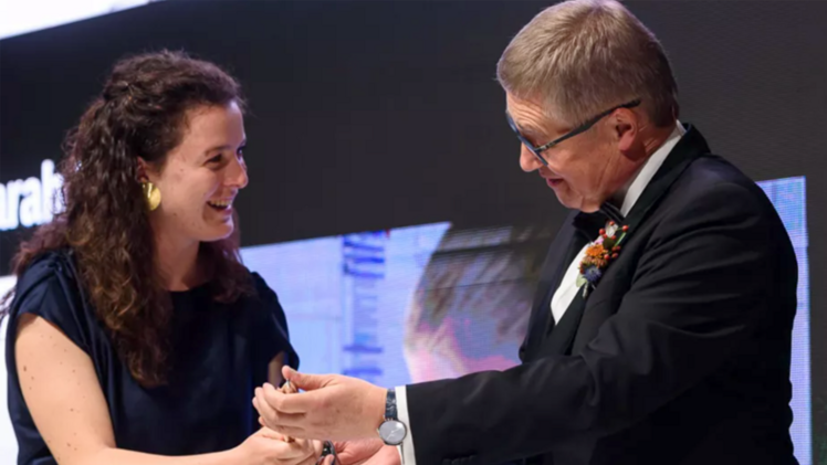 Eleonora Itri nimmt den Award entgegen. Bild: Andreas Schwarz / TASPO Awards.
