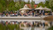 Ein beliebter Ort auf dem Gelände der Landesgartenschau in Neuss ist die RP-Seeterrasse. Bild: LAGA Neuss 2026 GmbH & Markus van Offern. 