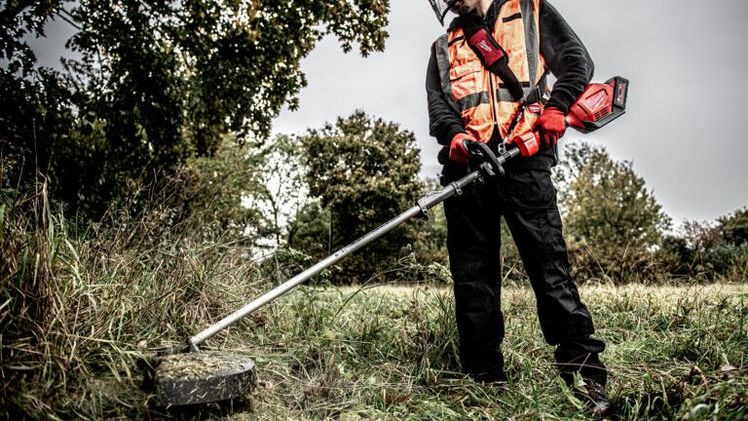 Anwender in der Garten- und Landschaftspflege werden in die Lage versetzt, kabelgeführte und auch benzinbetriebene Technik abzulösen. Das neue Werkzeug arbeitet vergleichsweise leise, vibrationsarm und emissionsfrei. Bild: Milwaukee.