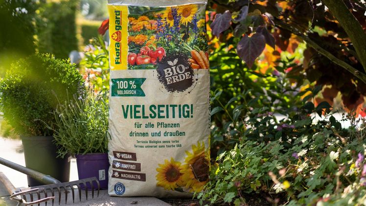 Die neue Bio-Erde VIELSEITIG! von Floragard eignet sich für das ökologische Gärtnern drinnen und draußen. Bild: Floragard.