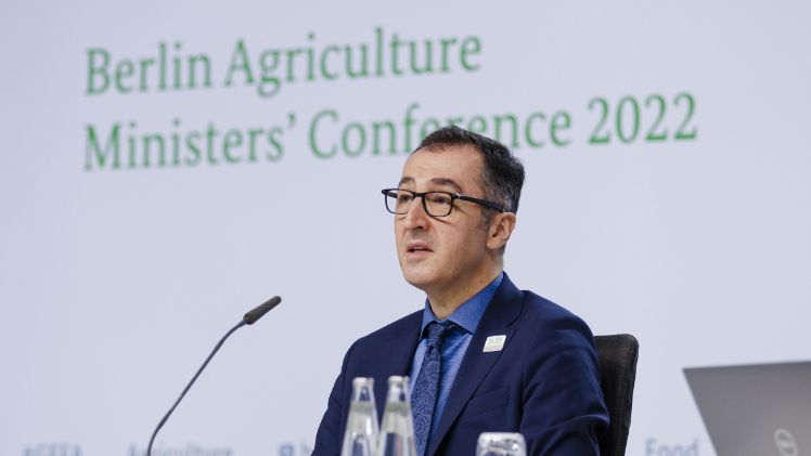 Mit gesundem Boden stark im Kampf gegen Hunger, Klimakrise und Artensterben. Bild: BMEL/Photothek.