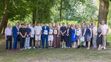 Die neuen Gärtner*innen und Floristinnen im Emsland und der Grafschaft Bentheim mit Ehrengästen und offiziellen Vertreterinnen und Vertretern: Links: 2.v.l. Ehrengast Reinhold Hilbers (CDU), links daneben Reinhard Kaß (GaLaBau Emsland GmbH & Co.KG) für den VGL e.V, 1.R.re. Helmut Mösker (für den FdF) , 2.v.r. Christiane Lüske (BBS), daneben Andrea Kathmann (LWK) und Julia Fimpler (BBS), 2.R. v.r.n.l.: BBS-Lehrkräfte Matthias Alferink, Carsten Mehliß und Stefan Gouderwis. Foto: VGL Niedersachsen-Bremen e.V./Heike Worthmann. 