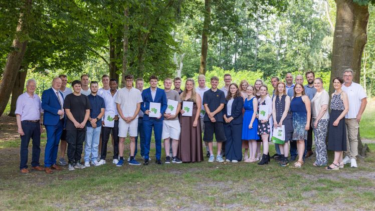Die neuen Gärtner*innen und Floristinnen im Emsland und der Grafschaft Bentheim mit Ehrengästen und offiziellen Vertreterinnen und Vertretern: Links: 2.v.l. Ehrengast Reinhold Hilbers (CDU), links daneben Reinhard Kaß (GaLaBau Emsland GmbH & Co.KG) für den VGL e.V, 1.R.re. Helmut Mösker (für den FdF) , 2.v.r. Christiane Lüske (BBS), daneben Andrea Kathmann (LWK) und Julia Fimpler (BBS), 2.R. v.r.n.l.: BBS-Lehrkräfte Matthias Alferink, Carsten Mehliß und Stefan Gouderwis. Foto: VGL Niedersachsen-Bremen e.V./Heike Worthmann. 