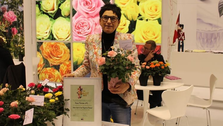 Rosa Eskelund und ihre ausgezeichnete Rosa Hybrid 'Love Fragrance Forever'. Bild: GABOT.