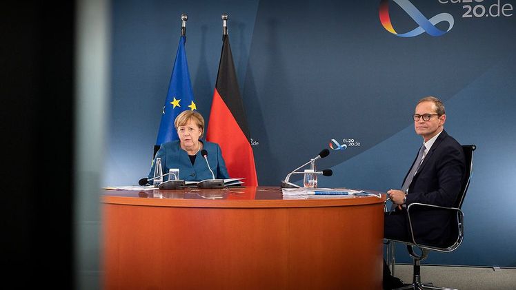 Kanzlerin Merkel und der Vorsitzende der MPK, Berlins Regierender Bürgermeister Müller, während der Videokonferenz zur Lage der Corona-Pandemie. Foto: Bundesregierung/Bergmann.