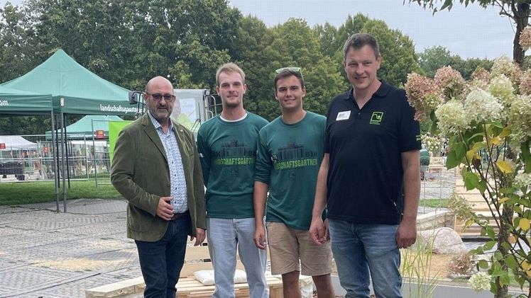 Von links FGL-Präsident Karsten Hain, Eike Weber und Antonius Theil und Juror Tom Steinbrück von BTS Gartenwerk GmbH aus Erfurt. Bild: FGL.