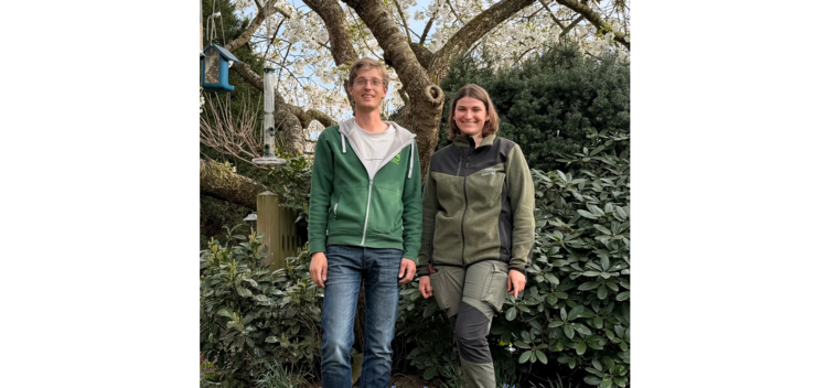 Daniel Pohl, Ausbilder bei Pohl Gärten, und Verena Alt, Gewinnerin des bundesweiten Bildungspreises 2026 im Garten- und Landschaftsbau. Bild: Sabrina Fechter.