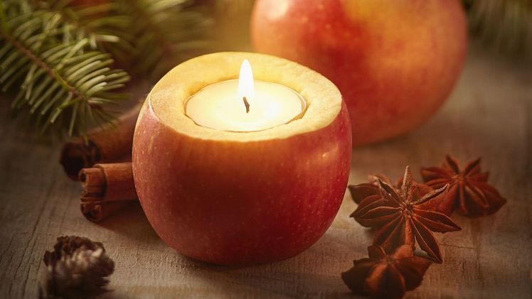 Ein aromatischer Apfel aus deutschem Anbau, ein Teelicht, ein wenig Sternanis, Zimtstangen, Nüsse und Tannengrün – fertig ist die stimmungsvolle Weihnachtsdekoration. Das Beste: Das leckere Obst kann man nach der Verwendung sogar noch essen. Bild: GMH.