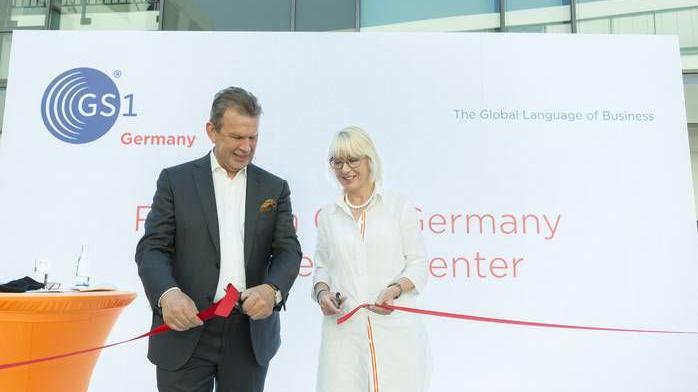 Jörg Pretzel, Geschäftsführer GS1 Germany, und Elfi Scho-Antwerpes, erste Bürgermeisterin der Stadt Köln, zerschneiden gemeinsam das rote Band und eröffnen das komplett neu konzipierte Knowledge Center