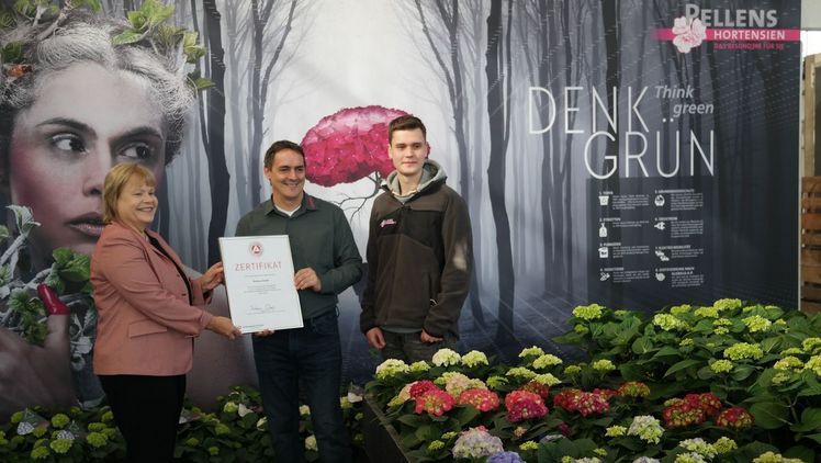 Barbary Ossyra überreichte das Zertifikat für Nachwuchsförderung an Andreas Pellens (Mitte) und Auszubildenden Matthis Janssen. Bild: Pellens Hortensien.