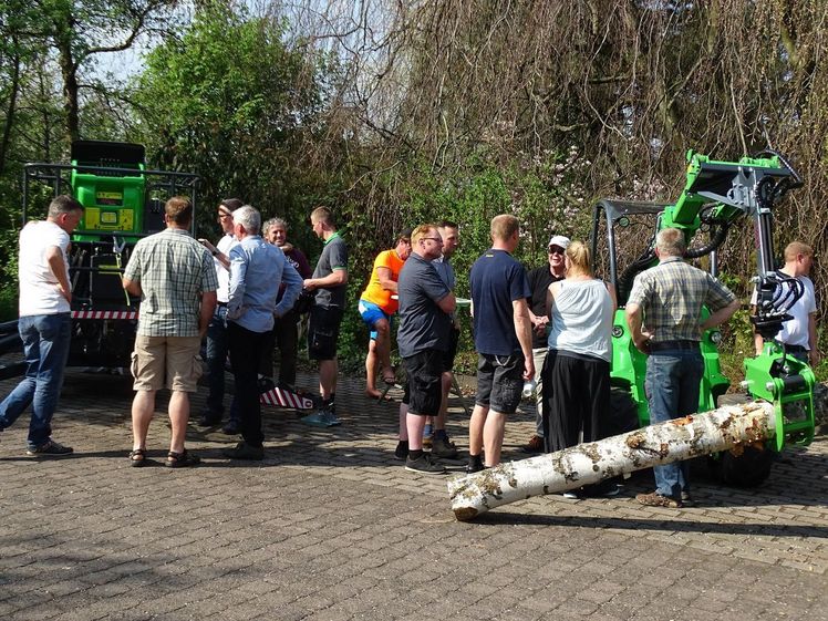 Beim gemeinsamen Rundgang auf der Baumpflegefachmesse erhalten alle Aussteller die Aufmerksamkeit aller Teilnehmer für ihre Maschinen, Produkte und Dienstleistungen. Bild: Fachverband geprüfter Baumpfleger.