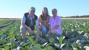 Auf dem Kohlfeld für das Anschnittsfest in Zennhusen (v. l.): Thies Hagge-Kern, Lenna und Andrea Hagge. Foto: Kreis Dithmarschen.